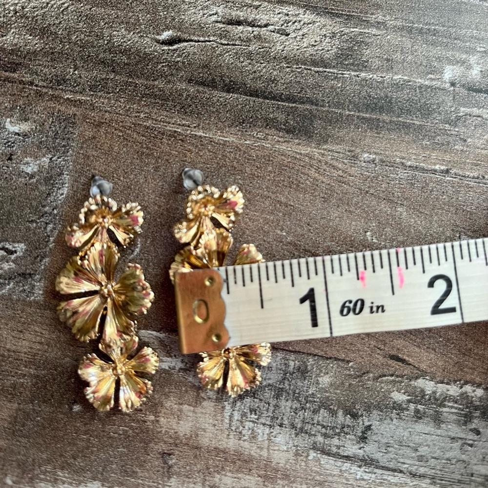 NEW Floral Dangle Earrings! - Picture 4 of 4